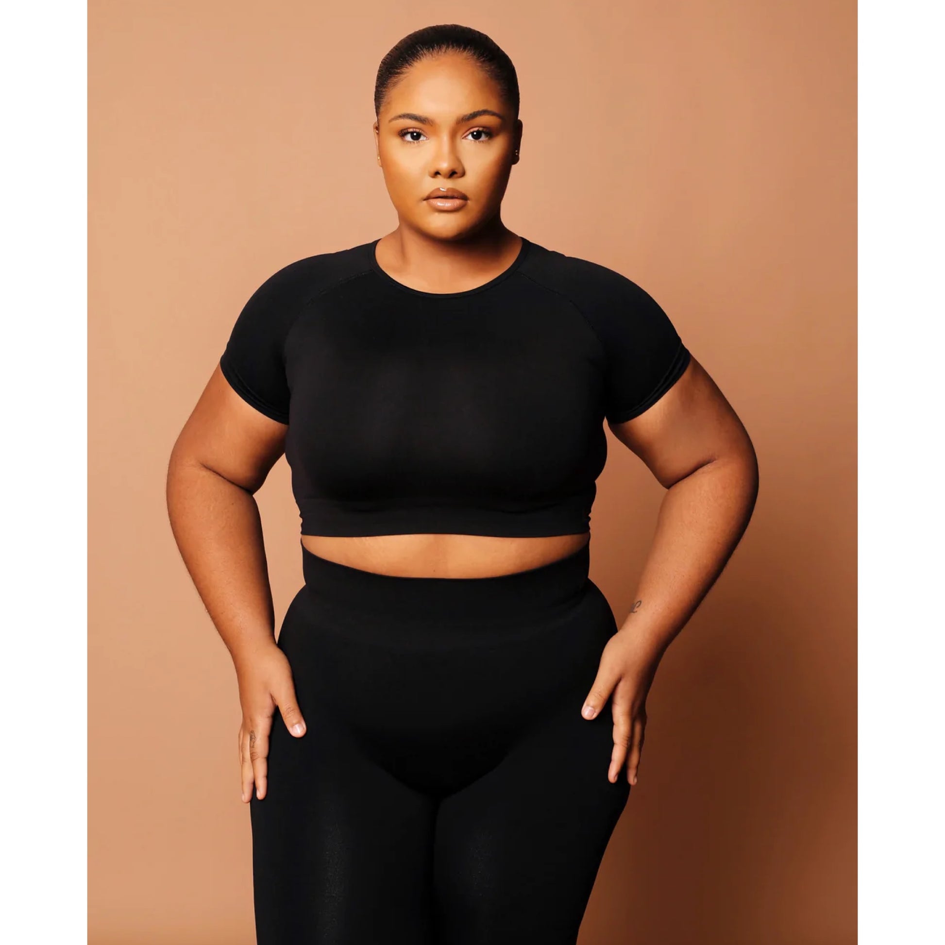 Moldme Butter Black Round Neck Short-Sleeve Crop
